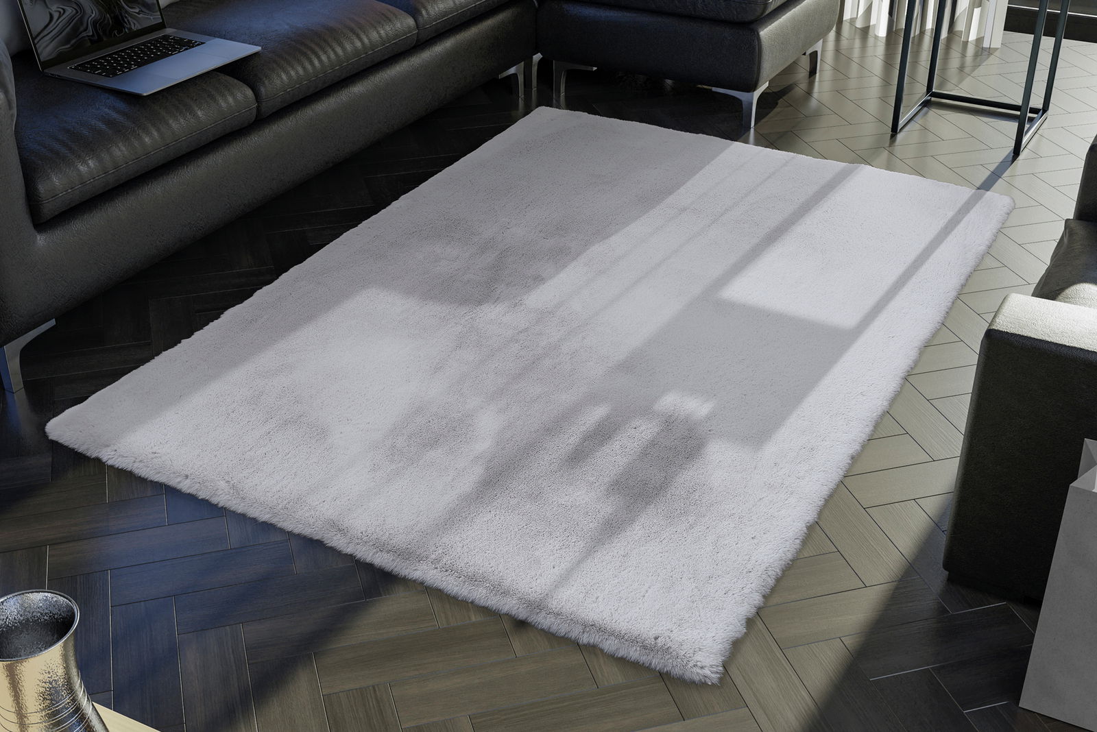 Ein weißer Fellteppich liegt in einem modernen Wohnzimmer auf einem dunklen Holzboden. Die Perspektive zeigt den Teppich von schräg oben, umgeben von einem schwarzen Ledersofa und einem Tisch.