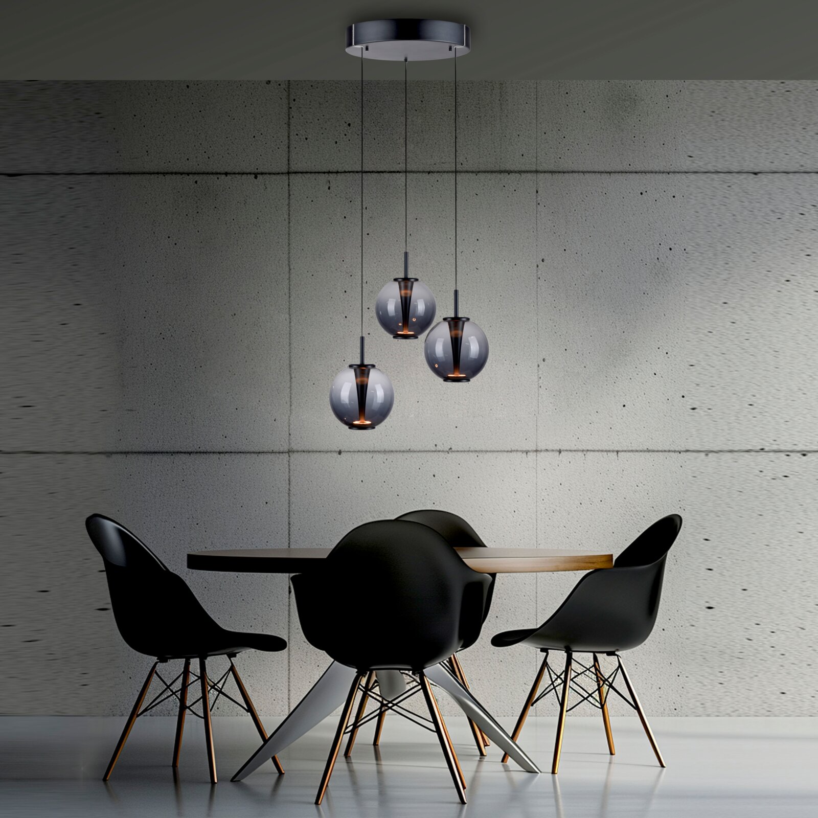 Moderne LED-Pendelleuchte mit drei kugelförmigen Lampenschirmen, hängend über einem Esstisch in einem stilvollen, minimalistischen Raum. Perspektive von vorne.