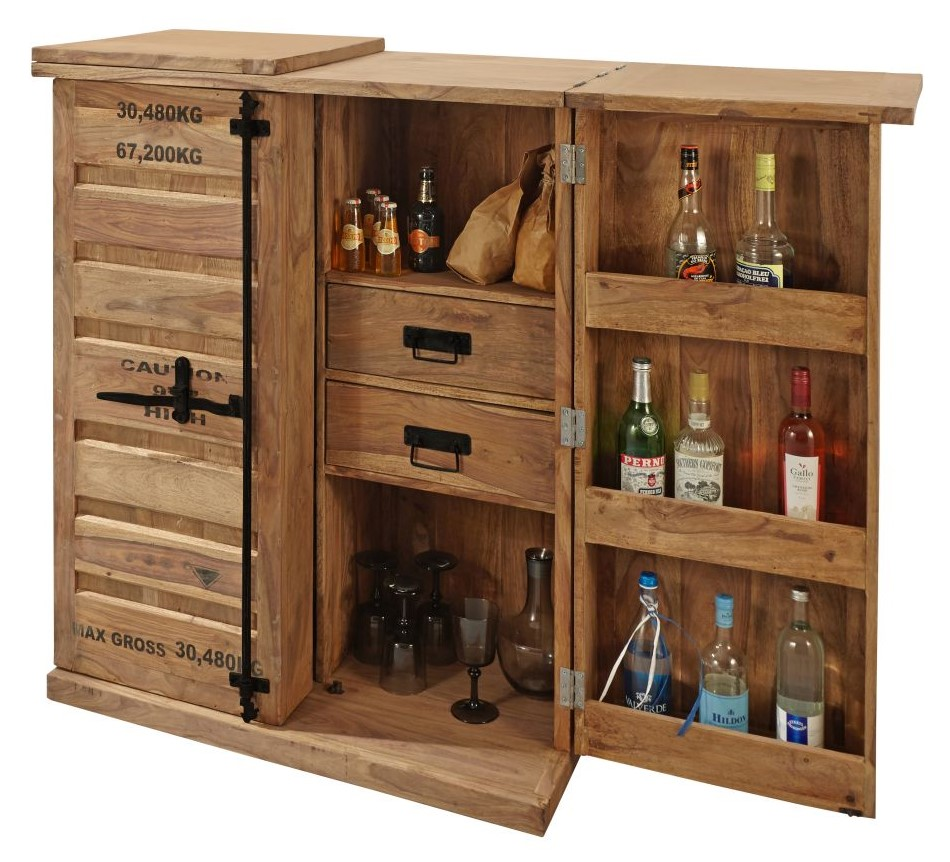 Rustikaler Holz-Barschrank im Kisten-Design mit geöffneter Front, Innenfächern, zwei Schubladen und Flaschenablagen in der Tür, schräg von vorn fotografiert.