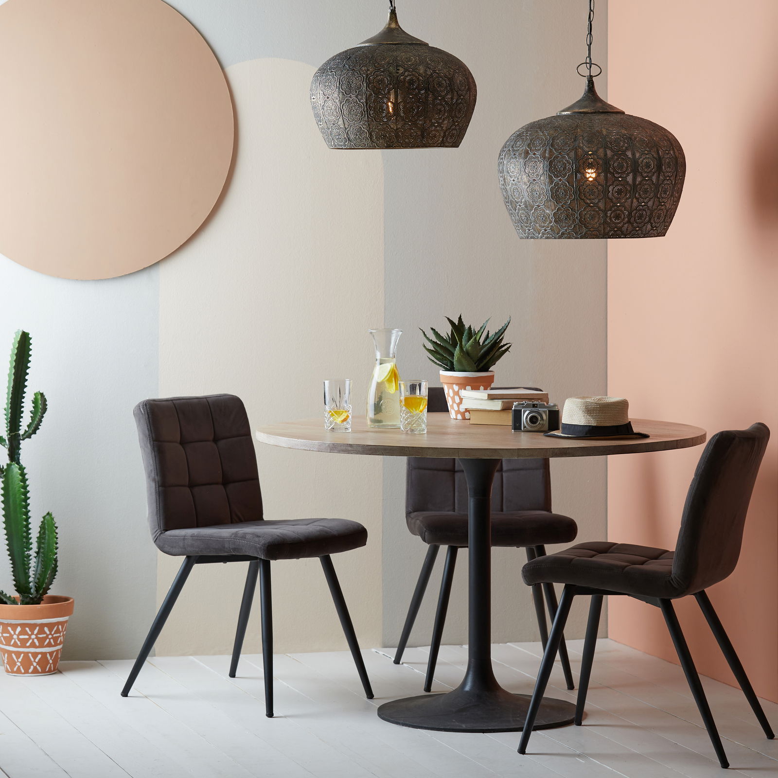 Light&Living Hanglamp EMINE Zwei dekorative Hängeleuchten aus Metall mit orientalischem Muster, über einem runden Esstisch mit drei Stühlen, aus seitlicher Perspektive.