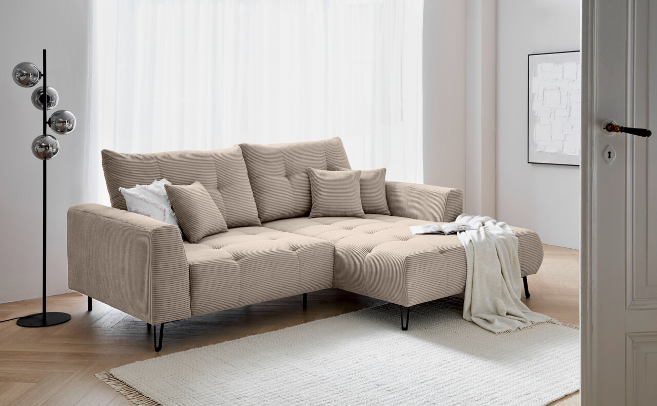 Z2 Ecksofa SWING Beige Ecksofa mit Ottomane rechts, moderne Wohnzimmerumgebung, seitliche Perspektive