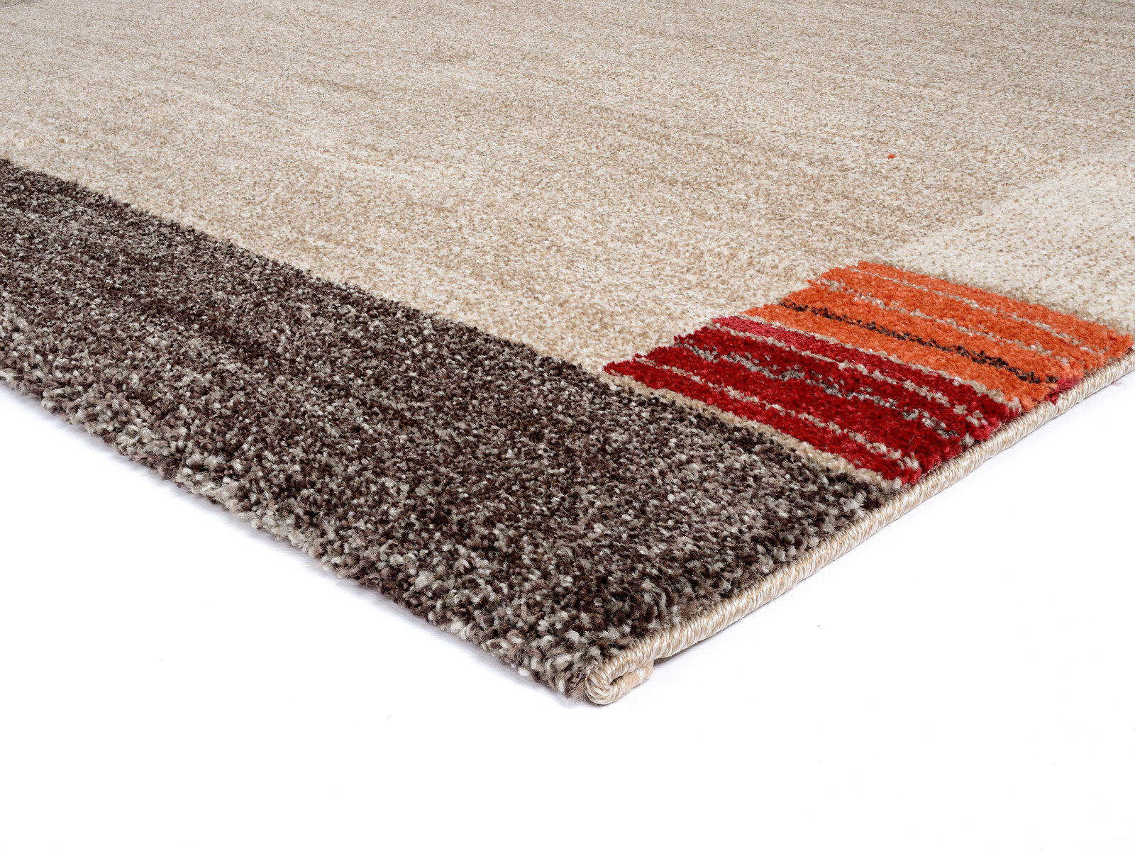 Teppich Castle Flora in Beige- und Brauntönen mit roten und orangefarbenen Akzenten, perspektivisch von der Seite fotografiert.