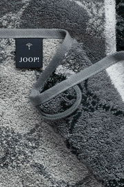 Graues Handtuch mit eingewebtem Muster und JOOP!-Label, Nahaufnahme