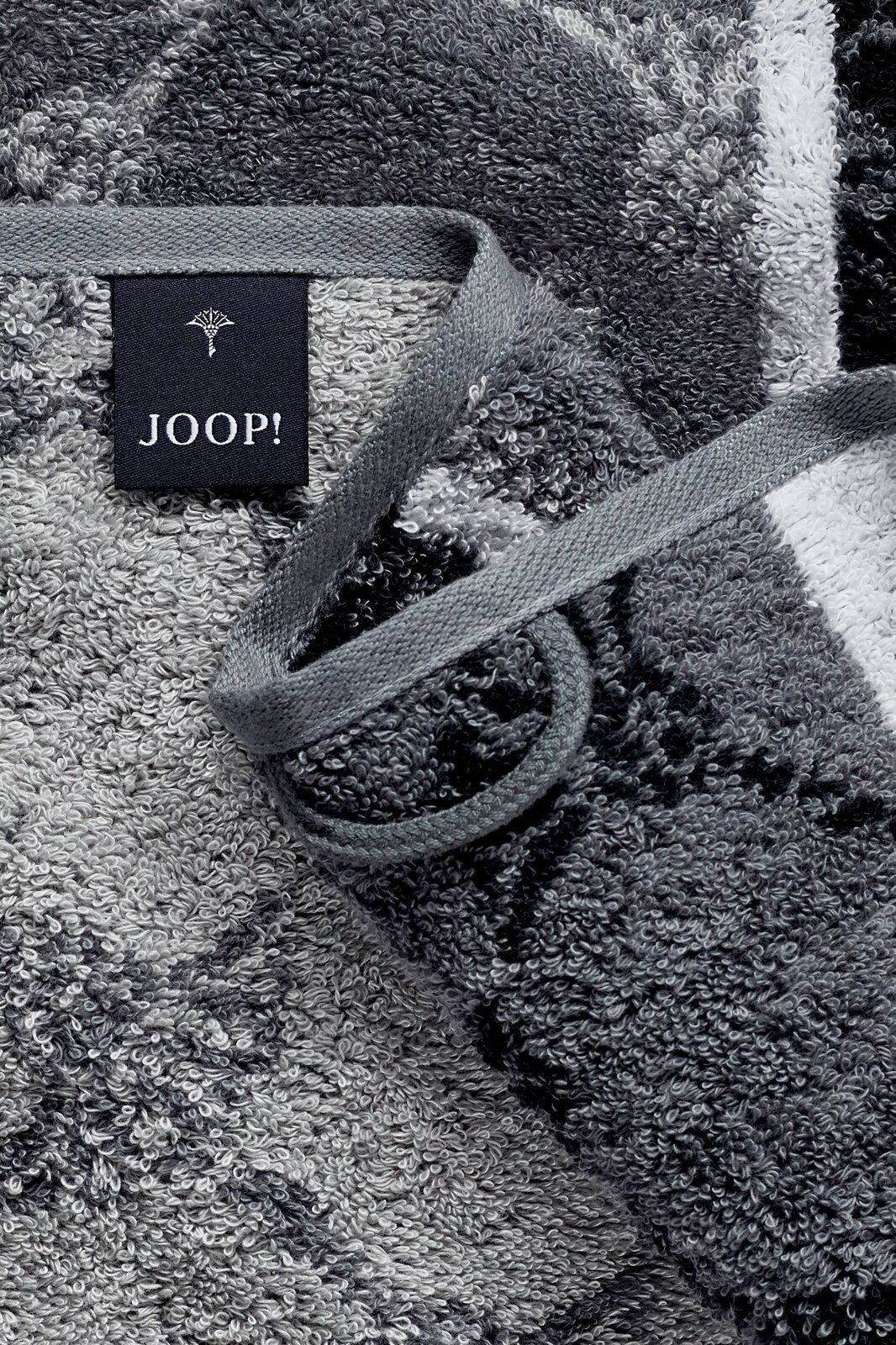 Graues Handtuch mit eingewebtem Muster und JOOP!-Label, Nahaufnahme