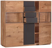 Frontale Ansicht eines modernen Highboards mit drei Türen, Holzoptik und grauen Akzenten.