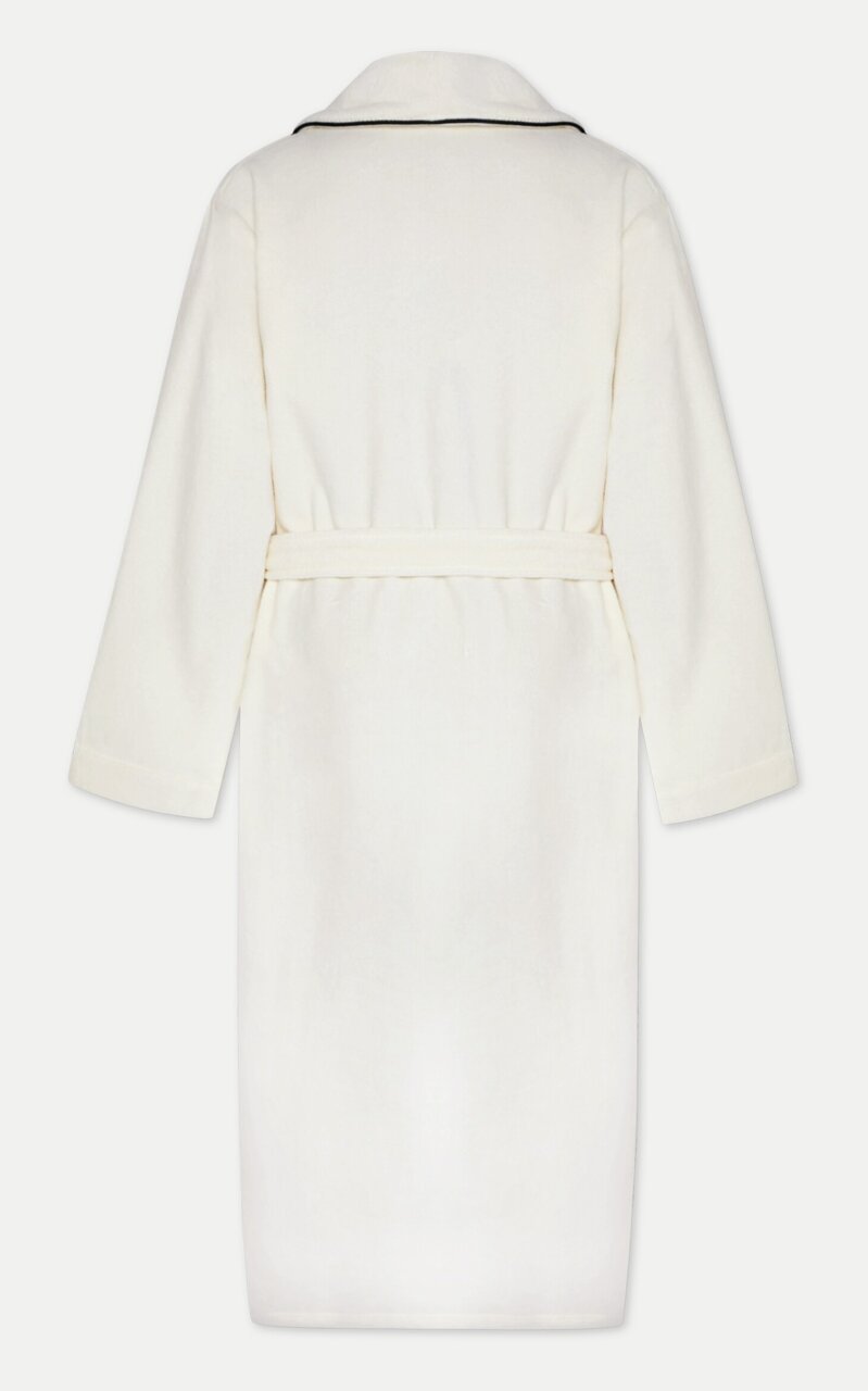 Rückansicht eines weißen Bademantels mit Schalkragen und Gürtel