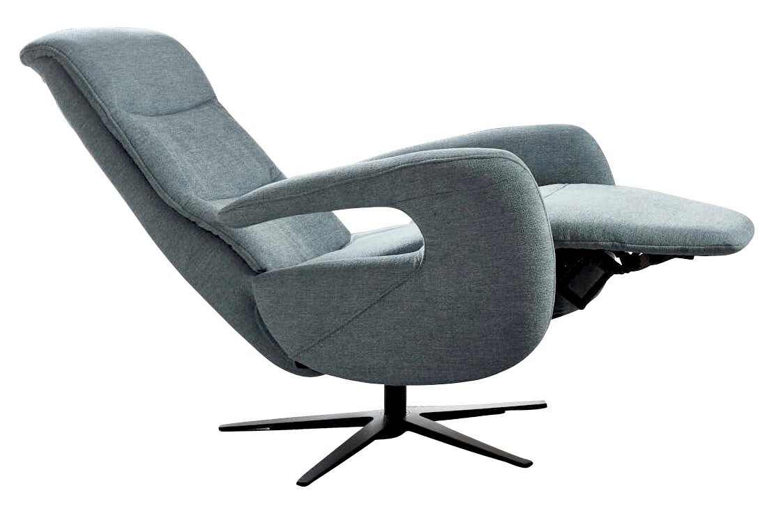 Grauer Relaxsessel in seitlicher Perspektive mit ausgeklappter Fußstütze und modernem Design.