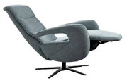Grauer Relaxsessel in seitlicher Perspektive mit ausgeklappter Fußstütze und modernem Design.