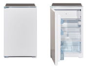 Zwei Ansichten eines weißen Kühlschranks, eine von vorne geschlossen und eine von vorne mit geöffneter Tür, die das Innere zeigt.