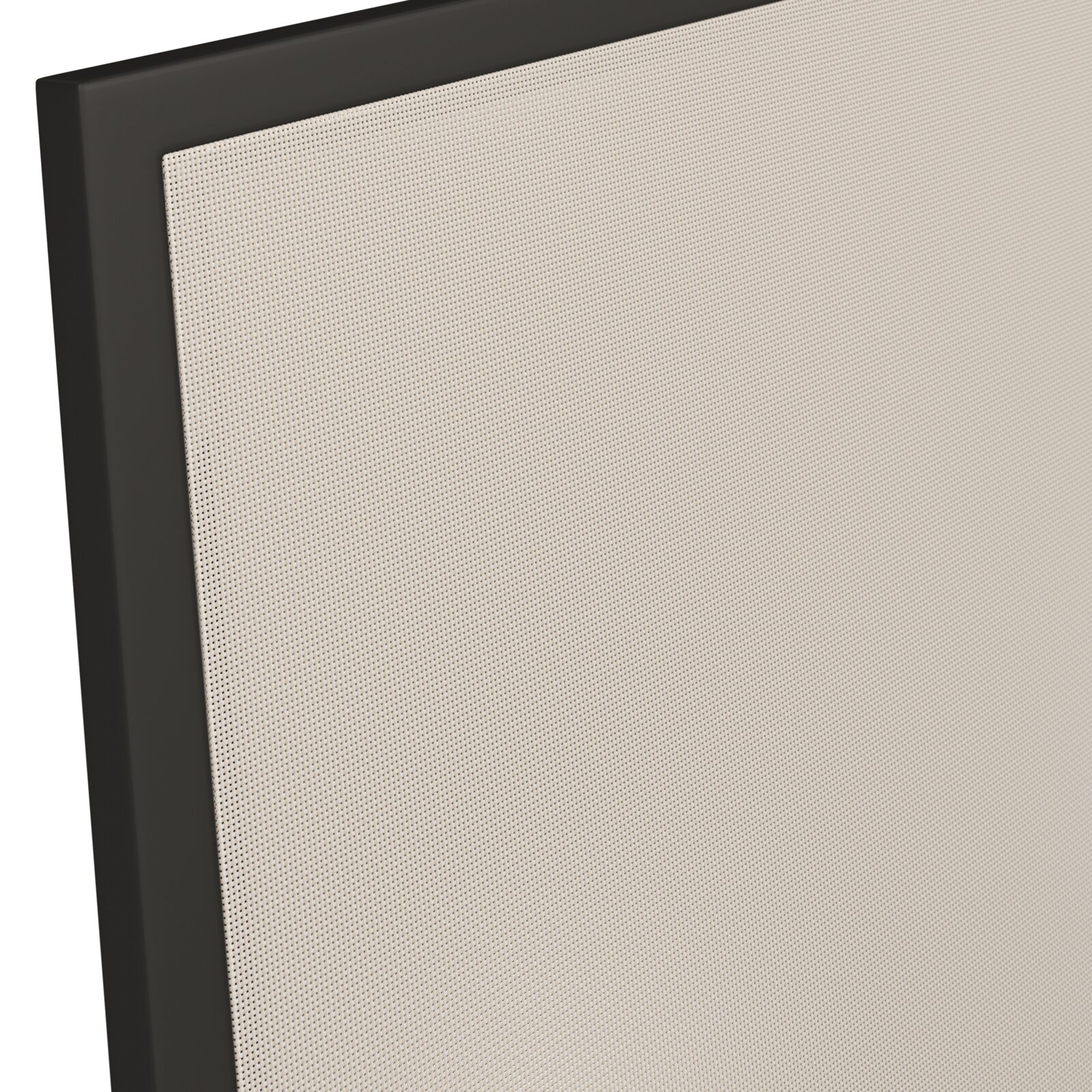 Close-up van een zithoek met een zwart frame en een beige stoffen bekleding, vanuit de zijkant gefotografeerd.