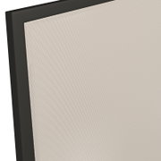 Close-up van een zithoek met een zwart frame en een beige stoffen bekleding, vanuit de zijkant gefotografeerd.