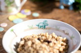 Kindergeschirrset mit Dino-Motiv, Schale mit Triceratops-Design, seitliche Perspektive