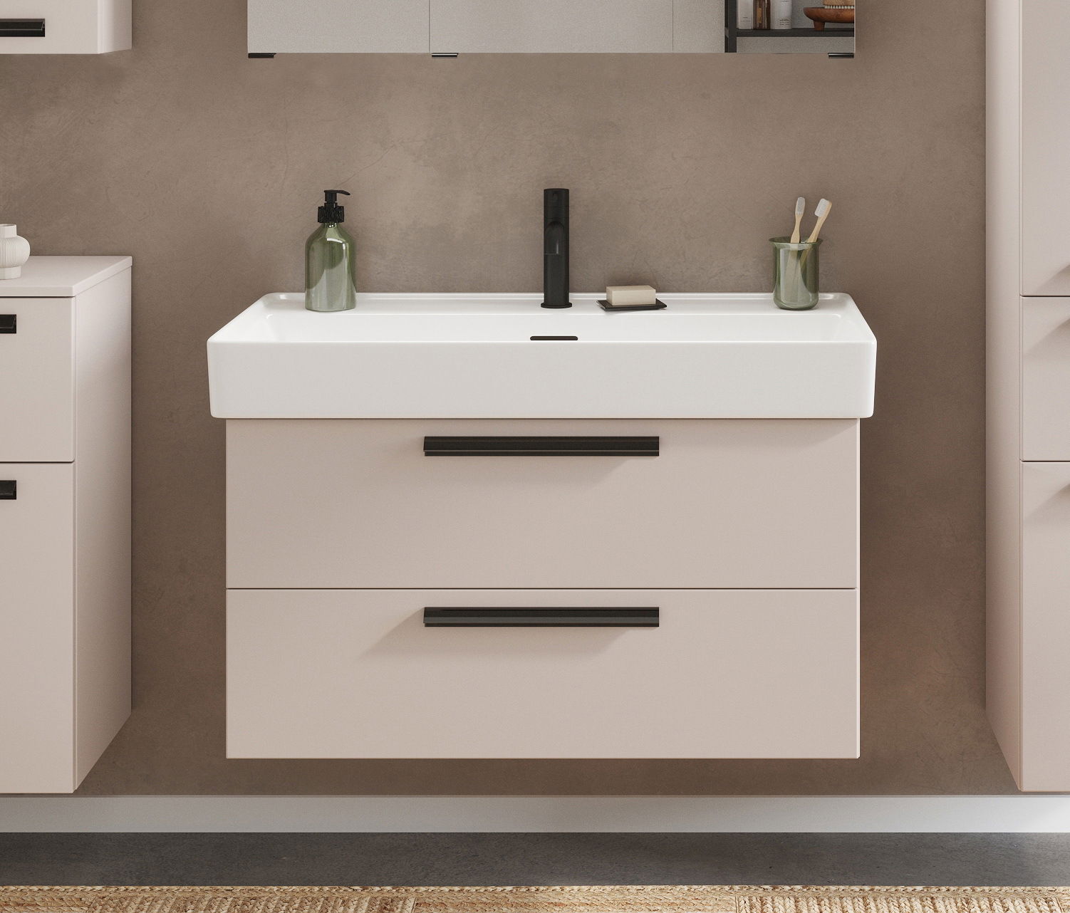 Modernes Waschtisch-Set mit zwei Schubladen, schwarzem Wasserhahn und Accessoires, frontal betrachtet.