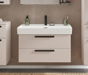 Modernes Waschtisch-Set mit zwei Schubladen, schwarzem Wasserhahn und Accessoires, frontal betrachtet.