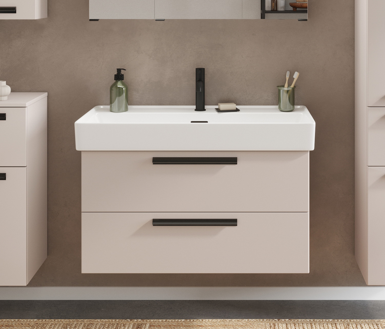 Modernes Waschtisch-Set mit zwei Schubladen, schwarzem Wasserhahn und Accessoires, frontal betrachtet.