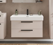 Modernes Waschtisch-Set mit zwei Schubladen, schwarzem Wasserhahn und Accessoires, frontal betrachtet.