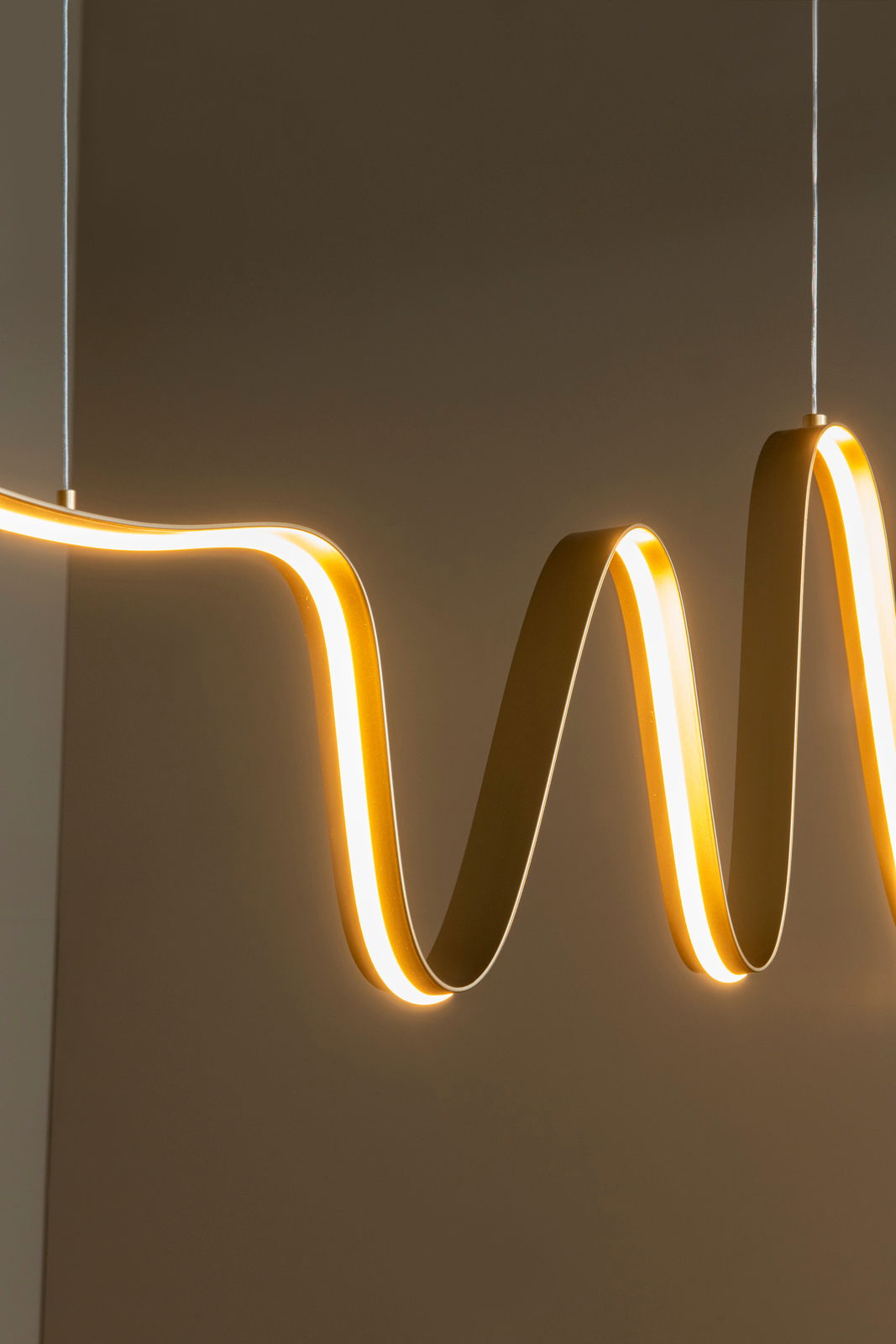 Moderne Hängeleuchte mit wellenförmigem Design, seitliche Perspektive