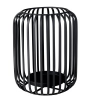 Schwarze Metalllaterne mit elegantem, offenem Strebendesign und rundem Kerzenteller, in frontaler Dreiviertelansicht leicht von oben dargestellt