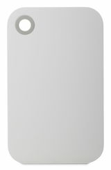 Weißes Frühstücksbrettchen mit abgerundeten Ecken und Loch, aus der Vogelperspektive fotografiert.