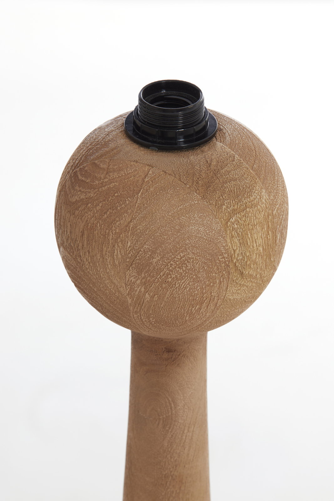 Light&Living Stehleuchte FESTINA Nahaufnahme eines Holzständers einer Stehleuchte mit schwarzer Lampenfassung, von oben betrachtet.