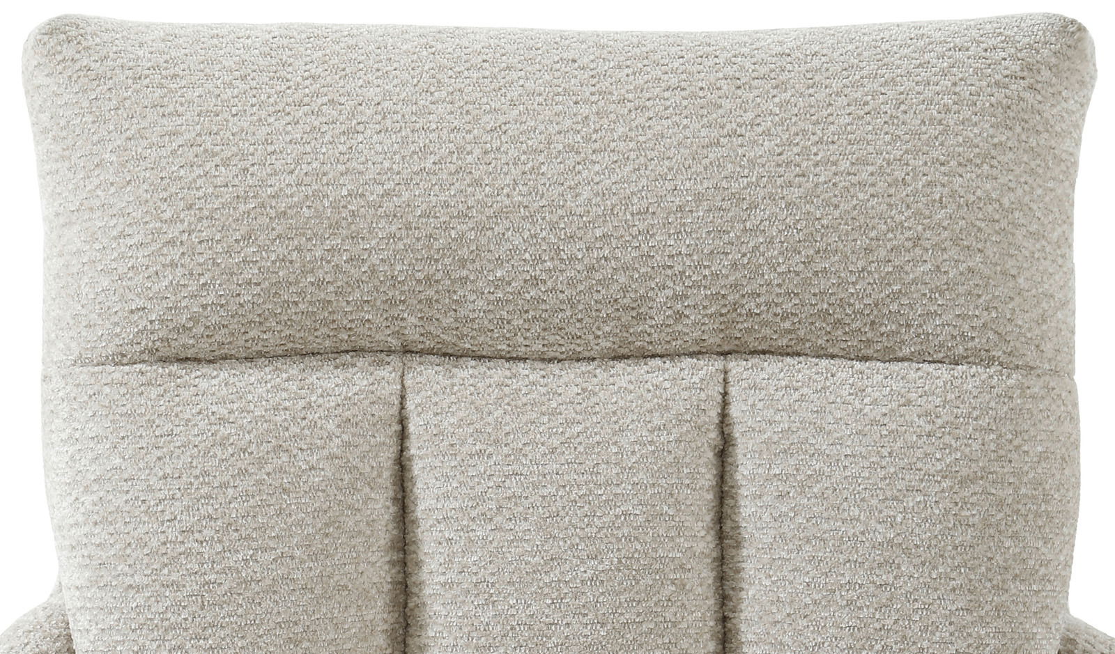 Nahaufnahme der Rückenlehne eines Armlehnstuhls mit beigem Stoffbezug, Vorderansicht.