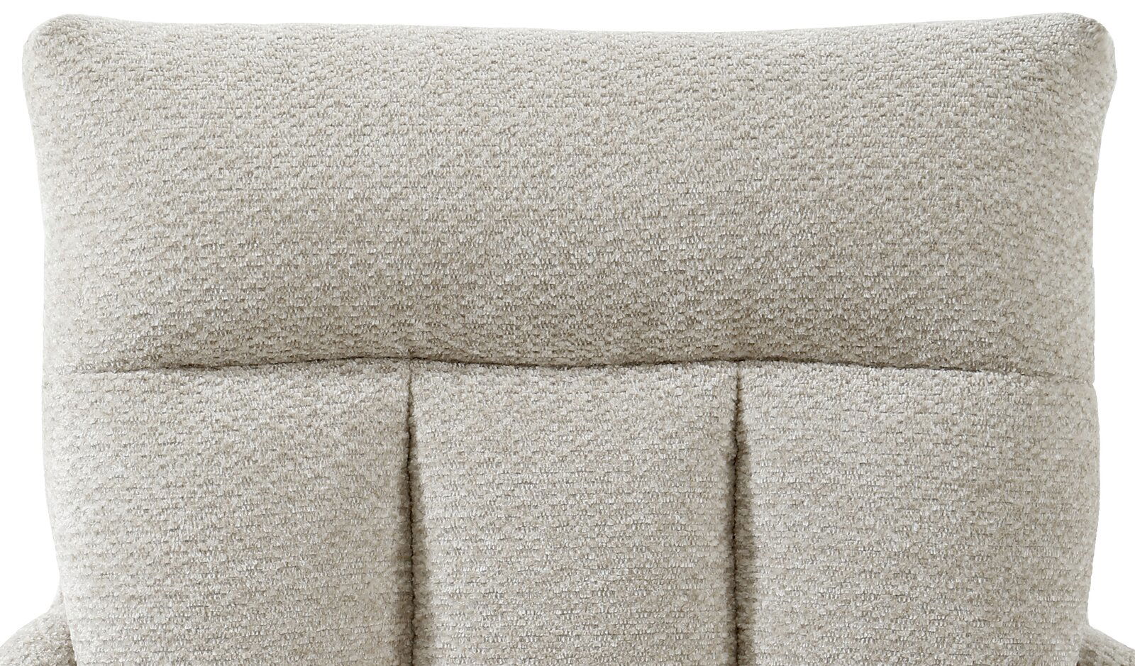 Nahaufnahme der Rückenlehne eines Armlehnstuhls mit beigem Stoffbezug, Vorderansicht.