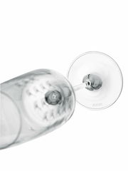 Nahaufnahme eines umgekippten Champagnerglases mit der Aufschrift 'JOOP!' auf dem Glasboden, von oben betrachtet.