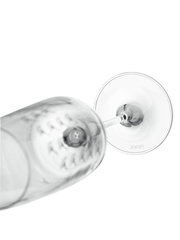 Nahaufnahme eines umgekippten Champagnerglases mit der Aufschrift 'JOOP!' auf dem Glasboden, von oben betrachtet.
