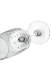 Nahaufnahme eines umgekippten Champagnerglases mit der Aufschrift 'JOOP!' auf dem Glasboden, von oben betrachtet.
