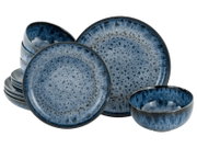 Blau-grau gesprenkeltes Keramik-Geschirrset mit Tellern und Schalen, schräg von vorne in leichter Seitenansicht fotografiert.