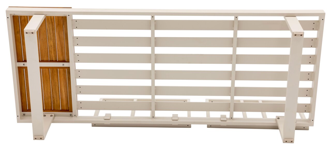 Unterseite einer Gartenlounge mit Holz- und Metallstreben, perspektivisch von unten betrachtet.