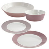 Dinnerset 19-teilig in Beere, bestehend aus flachen und tiefen Tellern sowie Schalen, aus seitlicher Perspektive fotografiert.