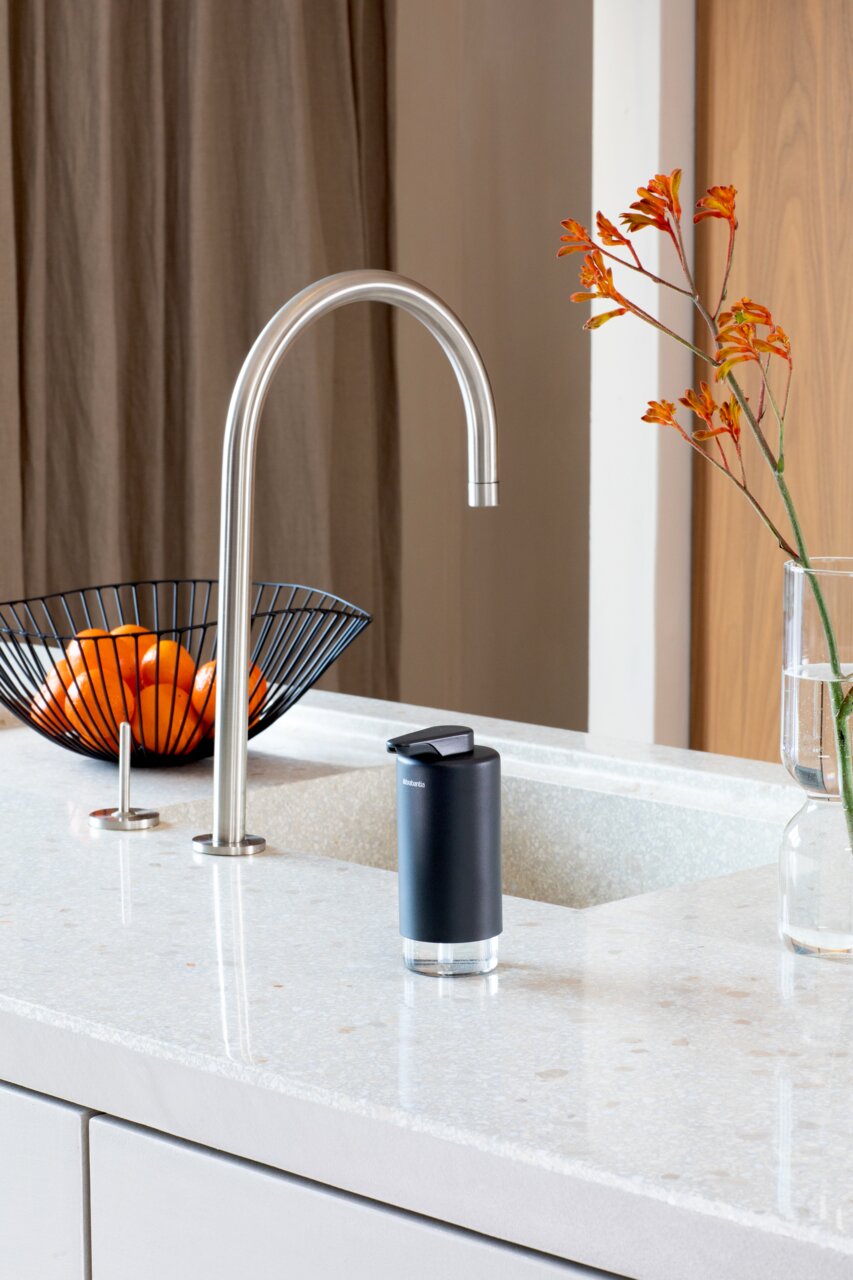 Brabantia Seifenspender SINKSTYLE Moderner Seifenspender in schwarzem Design auf einer Küchenarbeitsplatte, seitliche Perspektive
