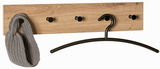 Holzgarderobenleiste mit vier schwarzen Haken, an der ein grauer Schal und ein schwarzer Kleiderbügel hängen, aus der Frontalperspektive.