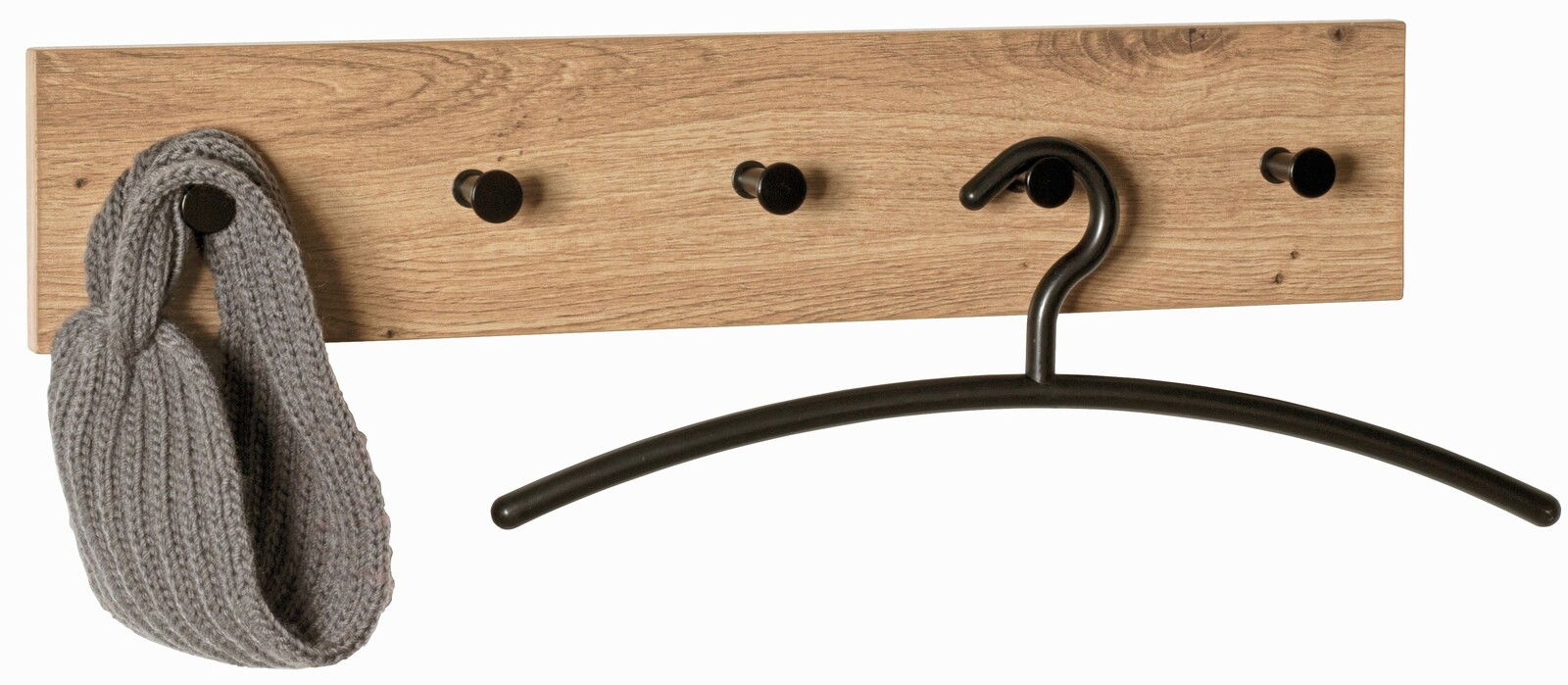 Holzgarderobenleiste mit vier schwarzen Haken, an der ein grauer Schal und ein schwarzer Kleiderbügel hängen, aus der Frontalperspektive.