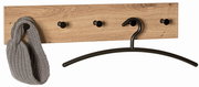 Holzgarderobenleiste mit vier schwarzen Haken, an der ein grauer Schal und ein schwarzer Kleiderbügel hängen, aus der Frontalperspektive.