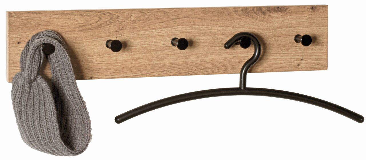Holzgarderobenleiste mit vier schwarzen Haken, an der ein grauer Schal und ein schwarzer Kleiderbügel hängen, aus der Frontalperspektive.