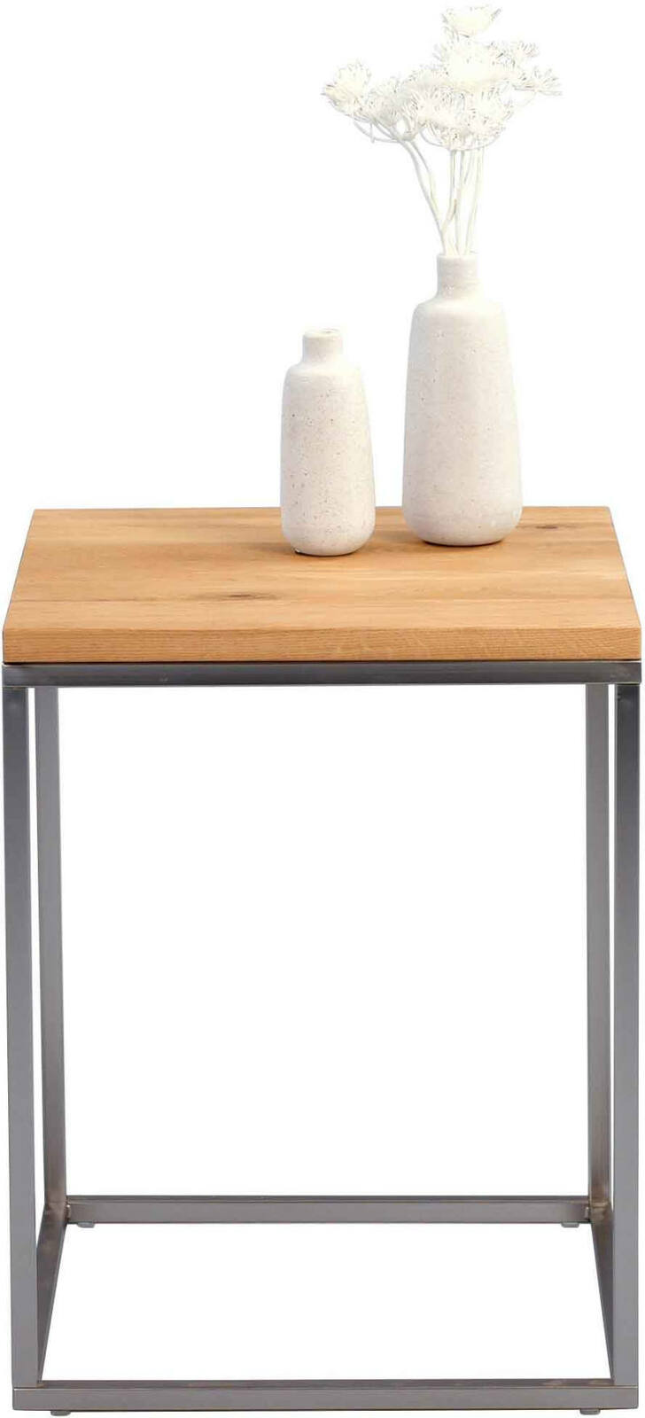 Moderner Beistelltisch mit Holzplatte und Metallgestell, frontal fotografiert, dekoriert mit zwei weißen Vasen und Trockenblumen.