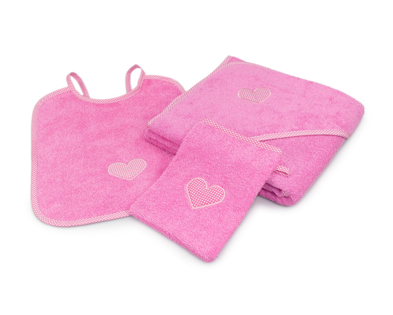 Dreiteiliges Kinderset in Rosa mit Herzmotiv, bestehend aus einem Lätzchen, einem Handtuch und einem Waschlappen, aus der Vogelperspektive fotografiert.