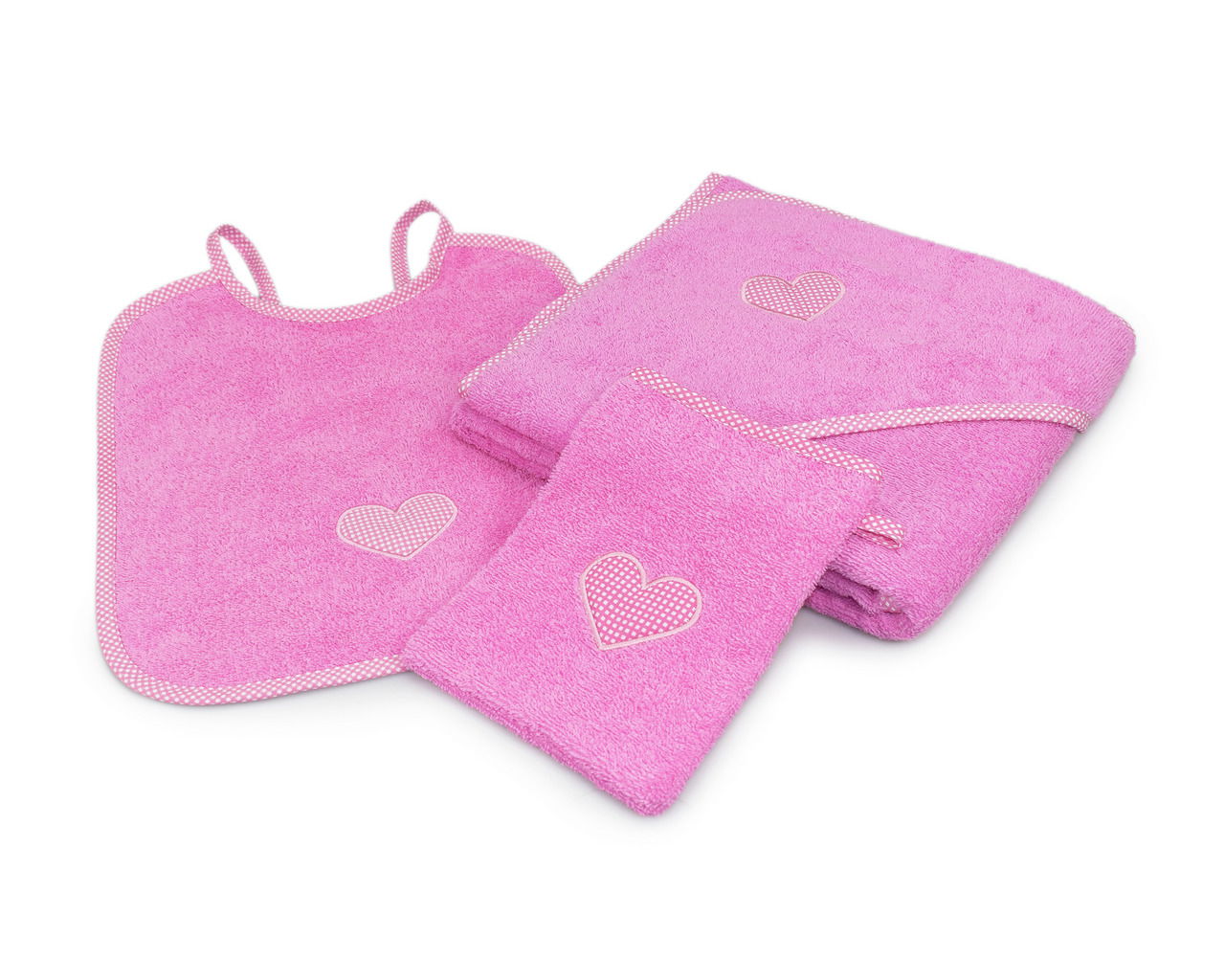 Dreiteiliges Kinderset in Rosa mit Herzmotiv, bestehend aus einem Lätzchen, einem Handtuch und einem Waschlappen, aus der Vogelperspektive fotografiert.