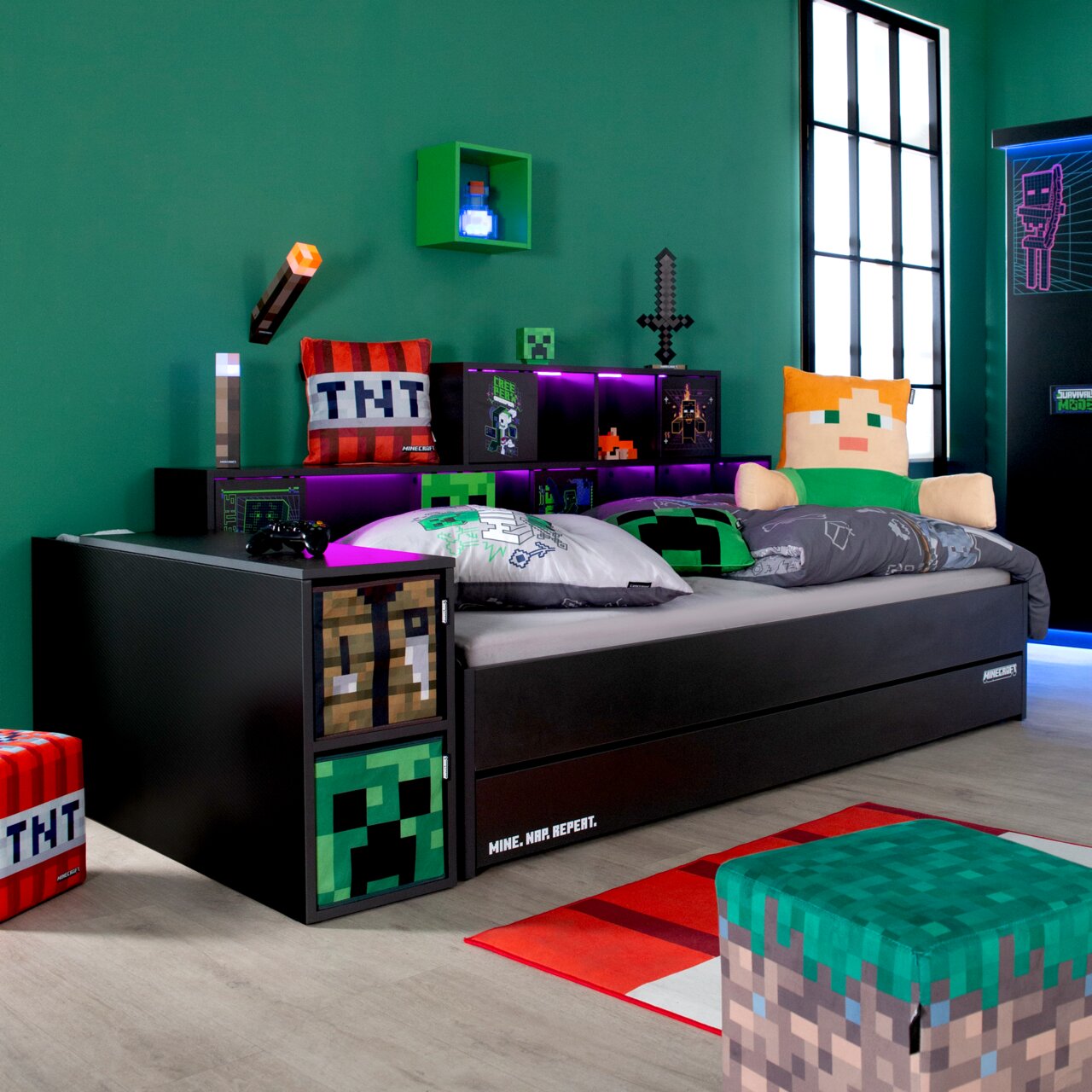 Kopfteil für Stauraumbett im Minecraft-Stil mit pixeligen Grafiken und leuchtenden Regalen, seitliche Perspektive