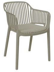 Moderner Stapelsessel aus Kunststoff mit Armlehnen und beigem Sitzkissen, seitliche Perspektive