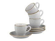 Weiß gesprenkeltes Espresso-Tassen- und Untertassen-Set mit braunem Rand, mehrere Tassen gestapelt und eine Tasse vorne auf Untertasse, Perspektive: leicht schräg von vorne in Studioansicht auf weißem Hintergrund