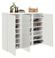 Weißer Schuhschrank mit offenen Türen, gefüllt mit verschiedenen Schuhen, aus frontaler Perspektive.