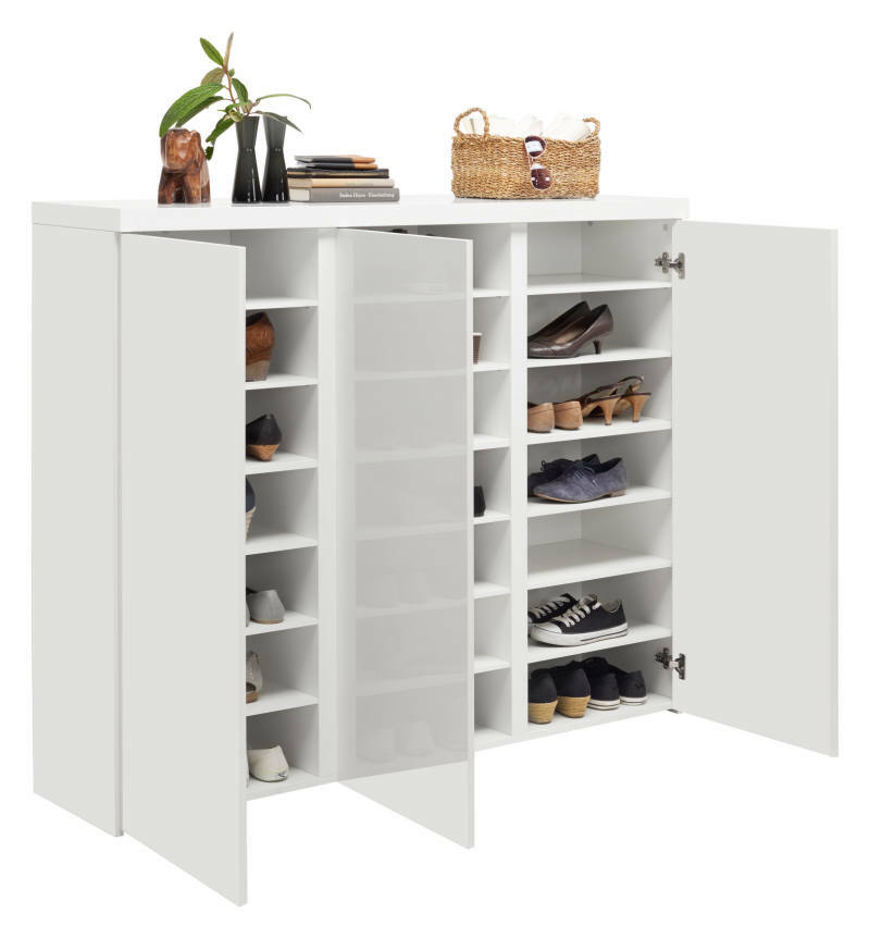 Weißer Schuhschrank mit offenen Türen, gefüllt mit verschiedenen Schuhen, aus frontaler Perspektive.