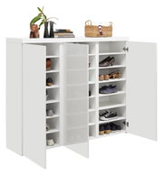 Weißer Schuhschrank mit offenen Türen, gefüllt mit verschiedenen Schuhen, aus frontaler Perspektive.