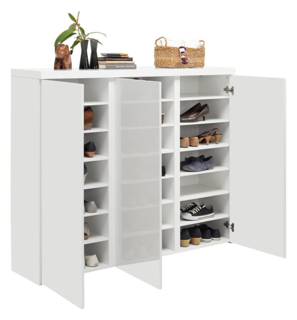 Weißer Schuhschrank mit offenen Türen, gefüllt mit verschiedenen Schuhen, aus frontaler Perspektive.