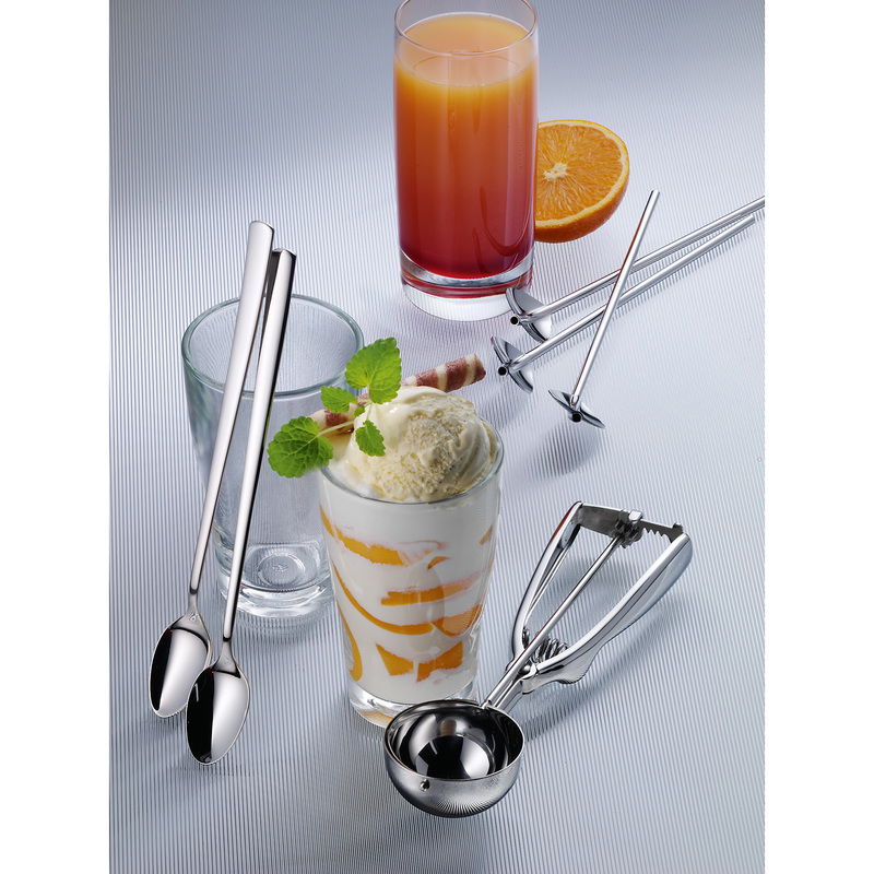 Eisportionierer GOURMET aus Edelstahl, seitliche Perspektive, neben einem Glas mit Eis und einem Glas Saft.