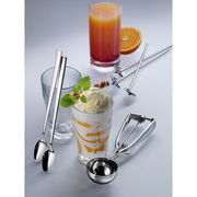 Eisportionierer GOURMET aus Edelstahl, seitliche Perspektive, neben einem Glas mit Eis und einem Glas Saft.