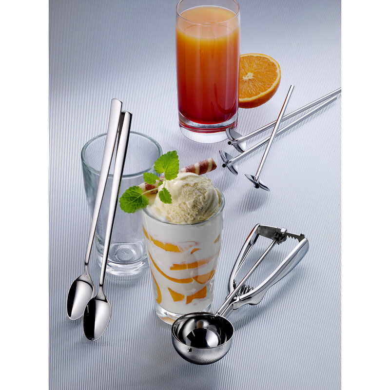 Eisportionierer GOURMET aus Edelstahl, seitliche Perspektive, neben einem Glas mit Eis und einem Glas Saft.